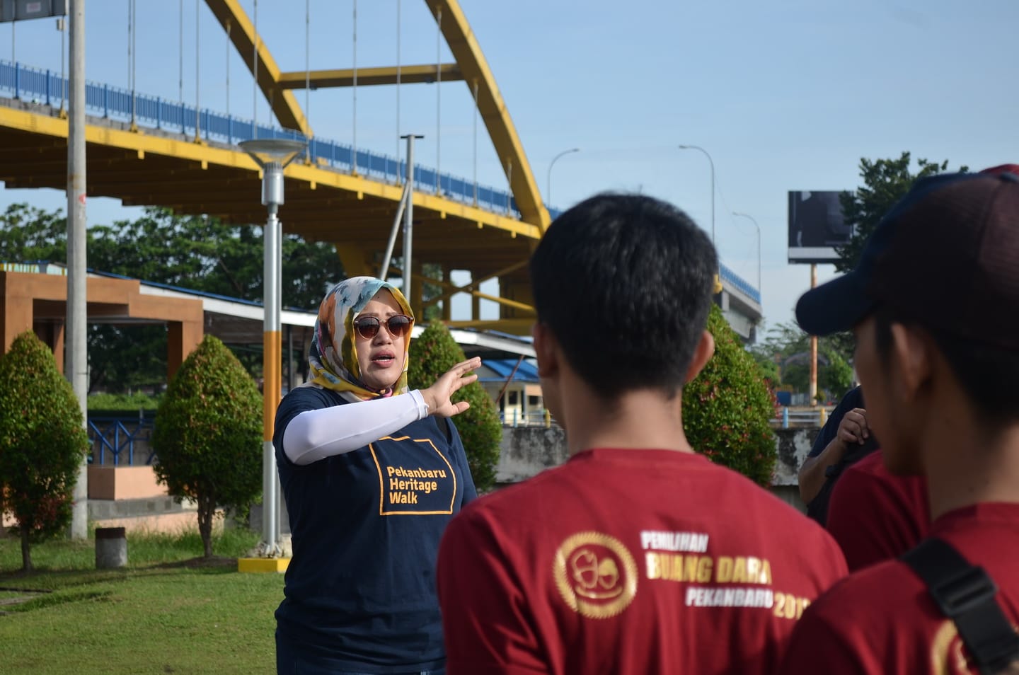 Mbak Mike Agnesia sedang memberikan penjelasan di depan Finalis Bujang Dara Pekanbaru 2018