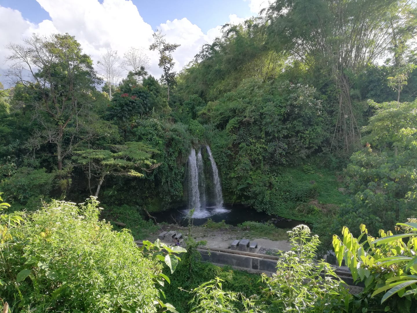 Air terjun kembar dari setengah perjalanan