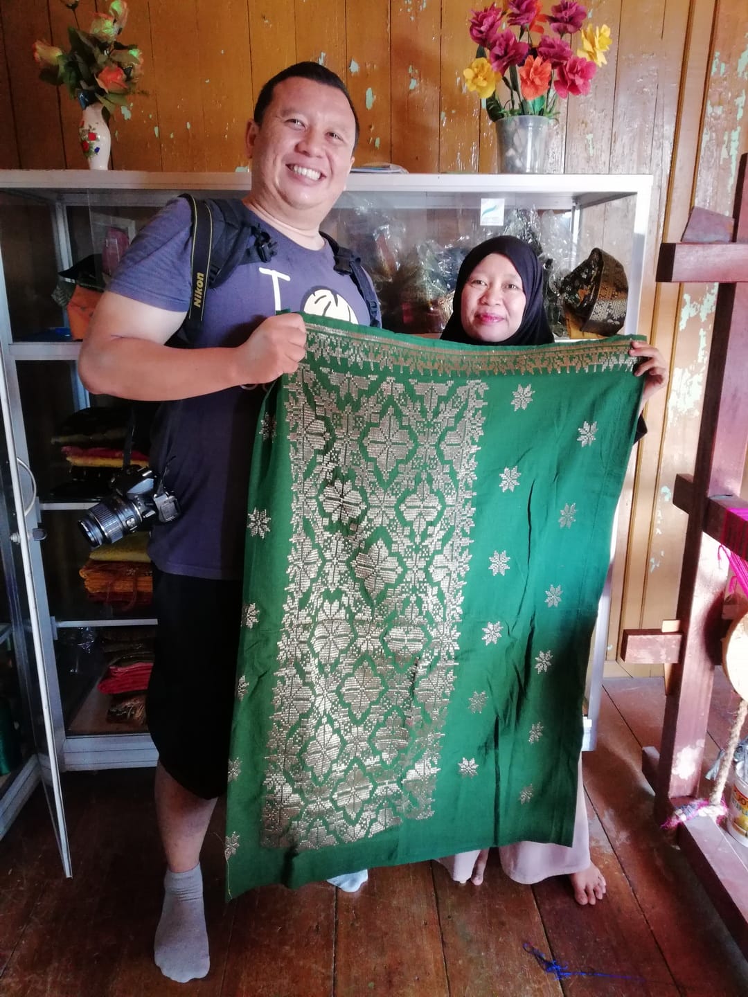 Melihat langsung hasil tenun songket