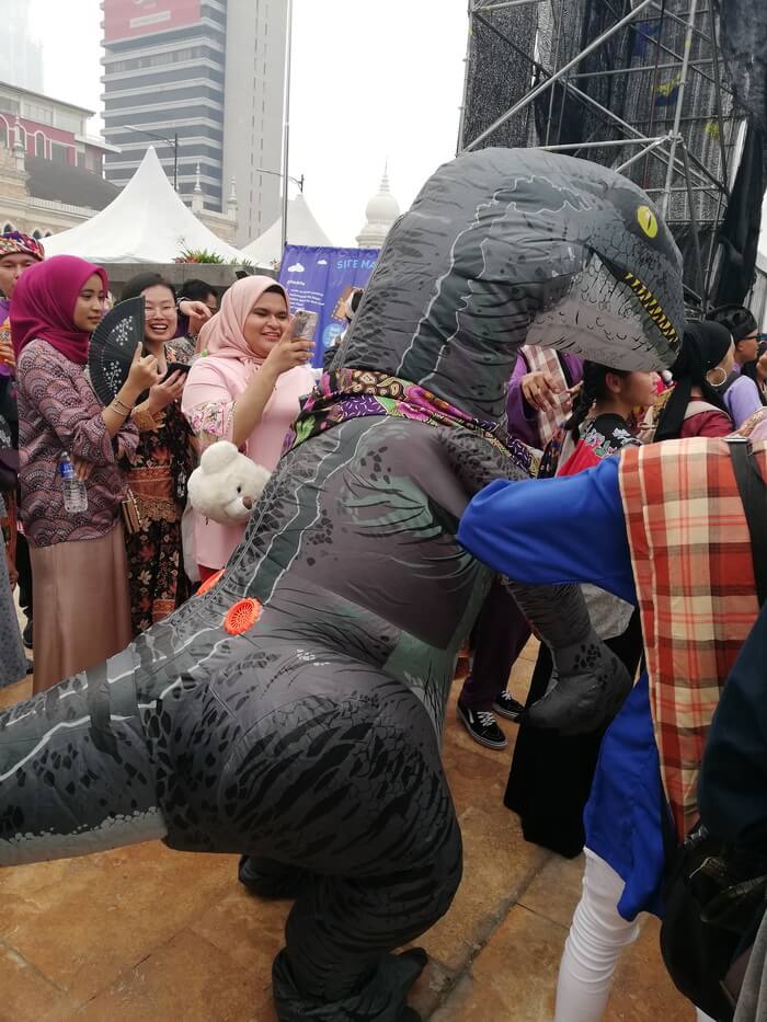 dinosaurus di keretapi sarong 2019