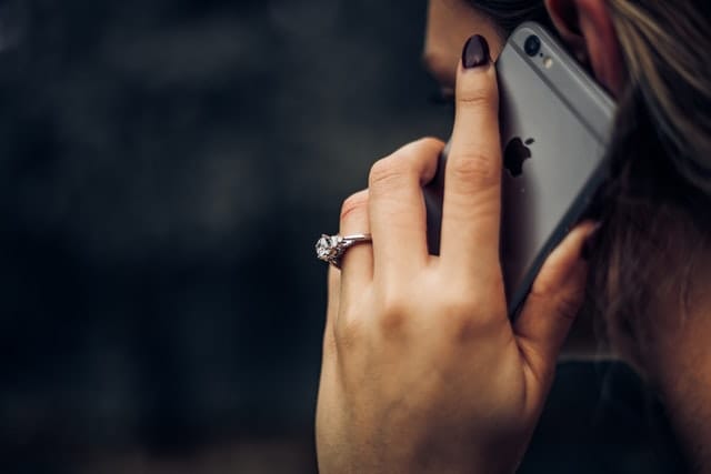cara ungkapkan cinta pada pasangan dengan telephone