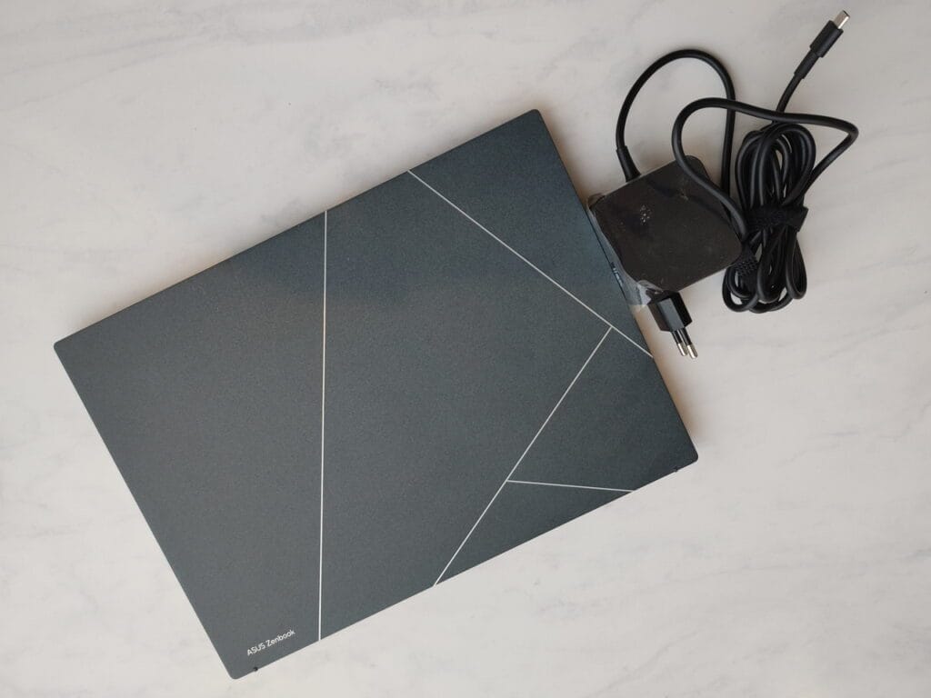 Laptop tipis dan ringan ASUS Zenbook S 13 OLED (UX5304)